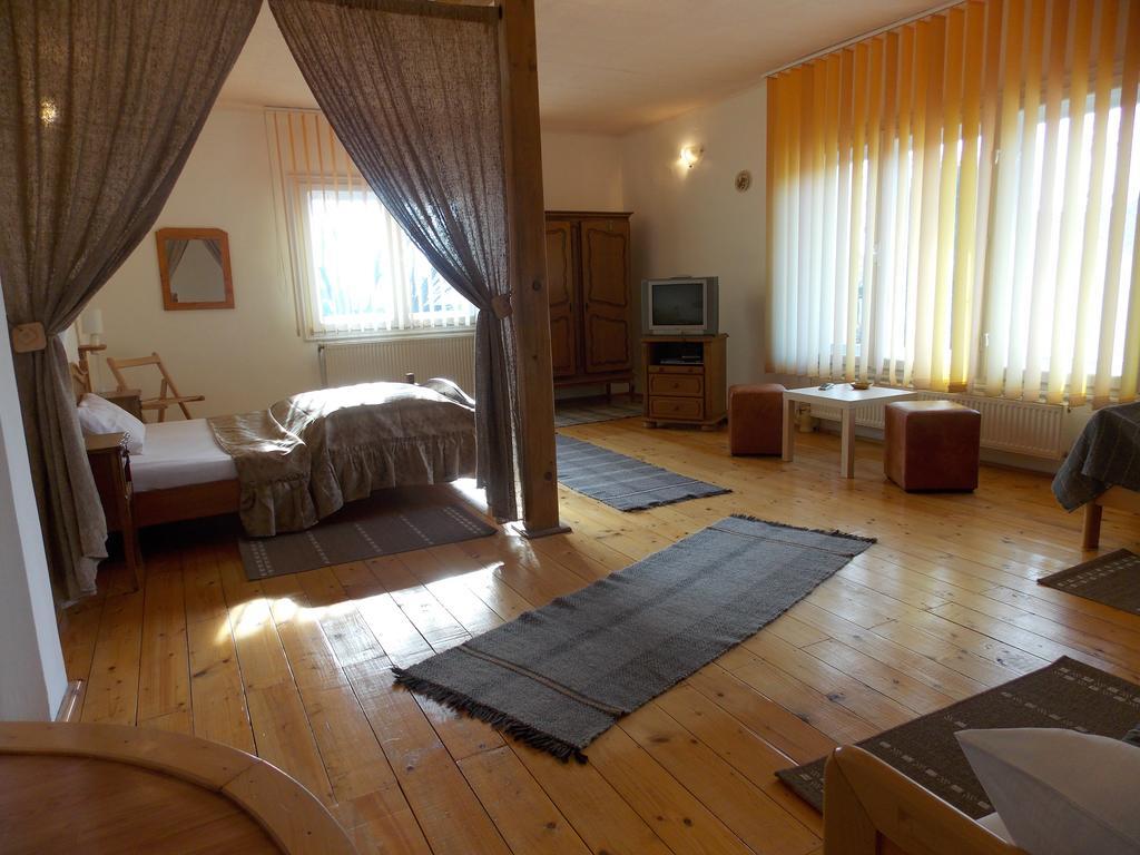 Cameră cvadruplă cu baie privată.