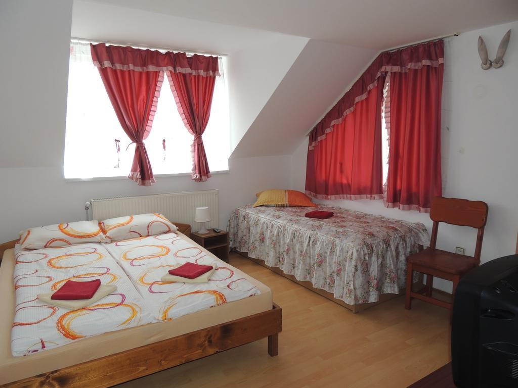 Cameră triplă cu baie externă privată