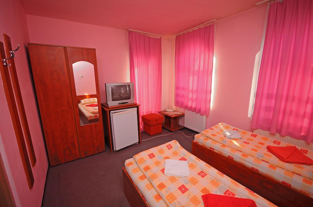 Cameră twin cu baie privată