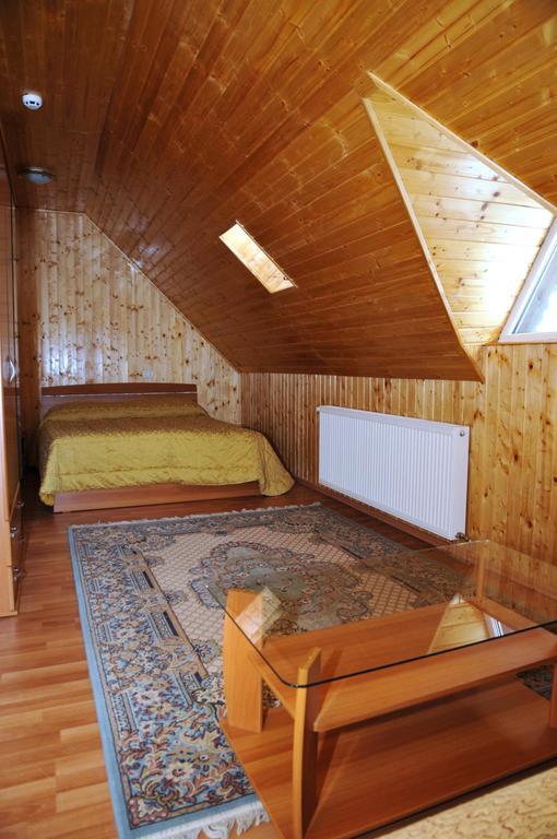 Apartament cu 3 dormitoare cu balcon (8 adulţi)