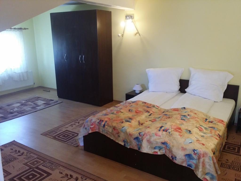 Zweibettzimmer mit Bad