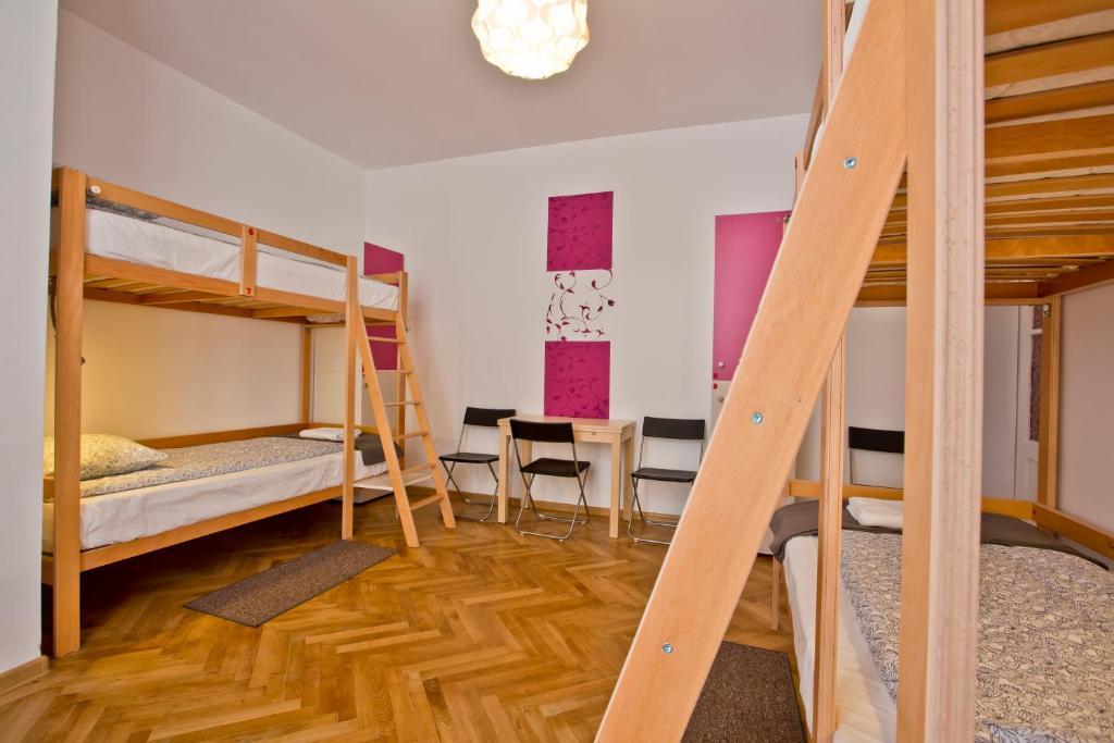 Posto Letto in Dormitorio Misto con 4 Letti