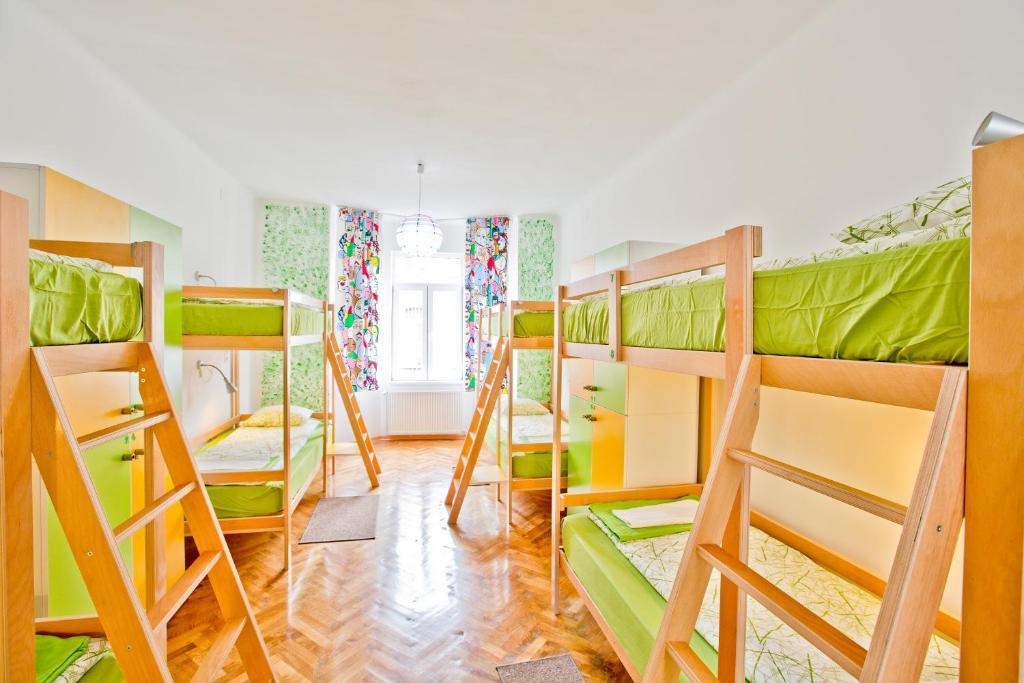 Posto Letto in Dormitorio Misto con 8 Letti