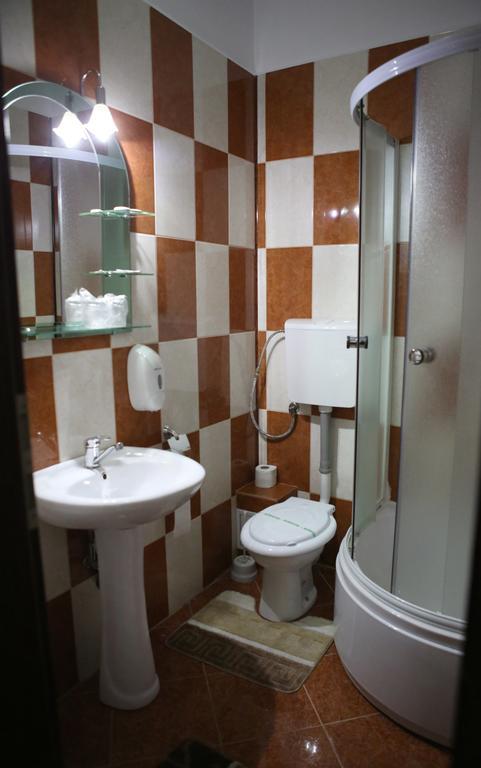 Cameră twin cu baie