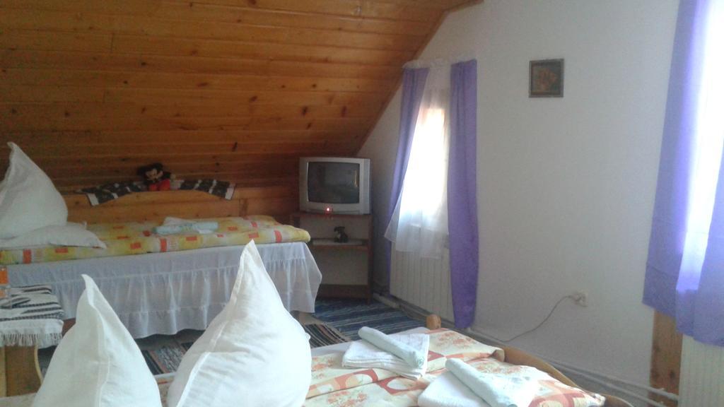 Cameră triplă cu baie