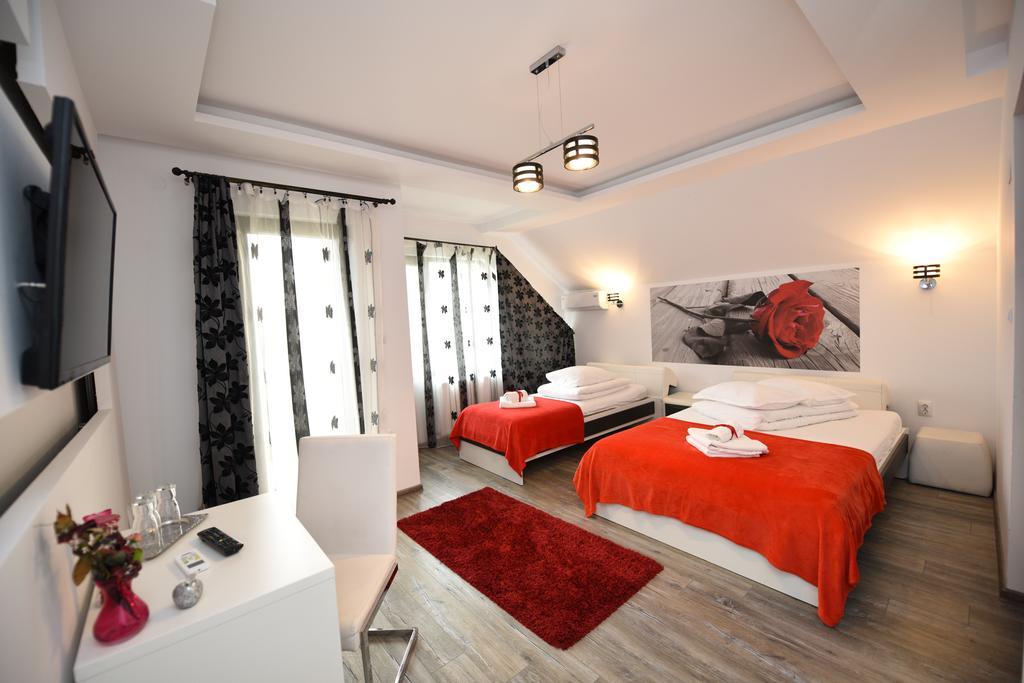 Cameră triplă cu balcon