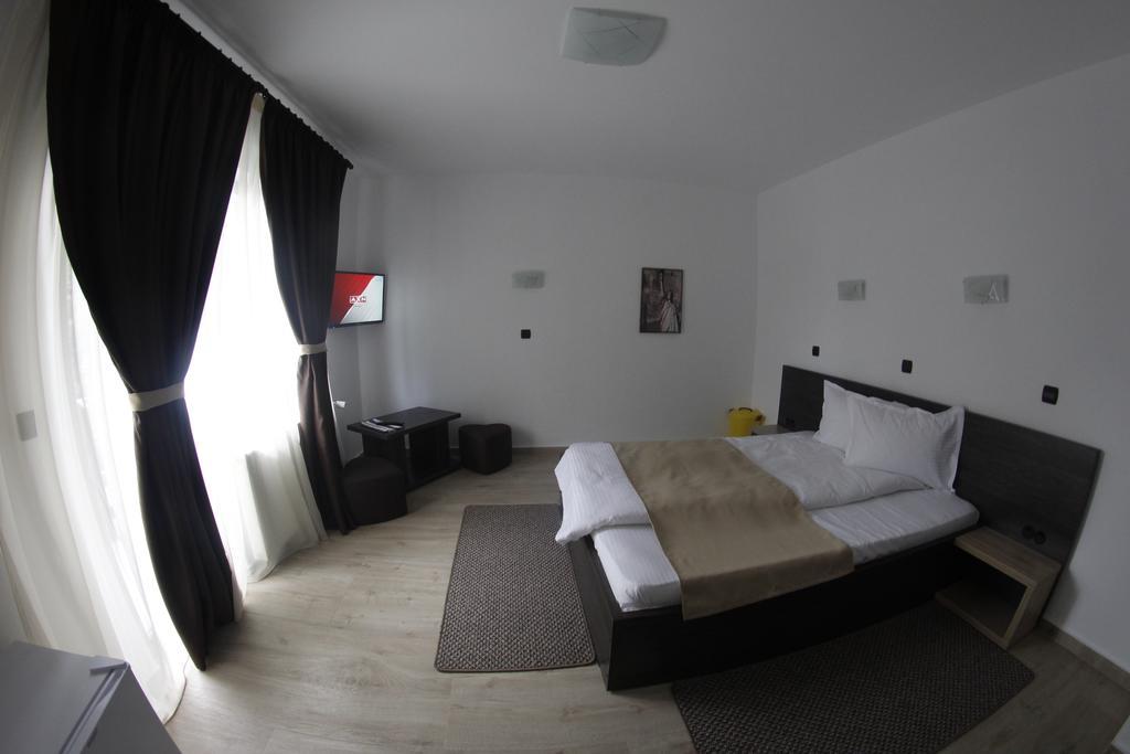 Cameră dublă cu balcon (2 adulți + 1 copil)