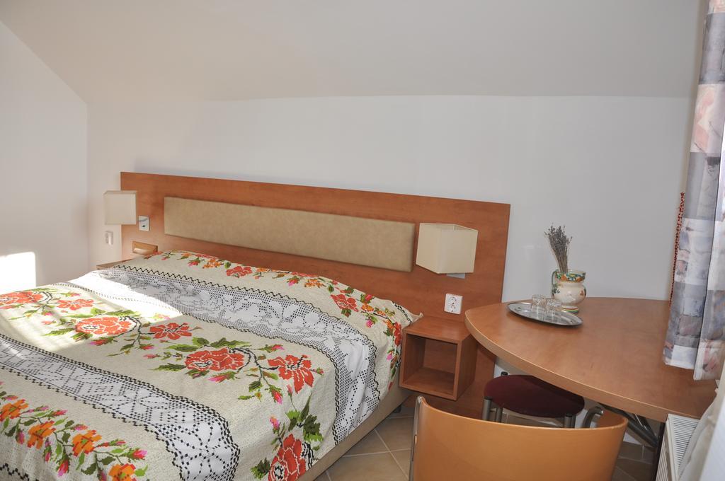 Standard Zimmer mit Kingsize-Bett
