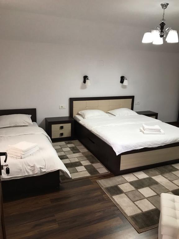 Cameră triplă cu baie privată