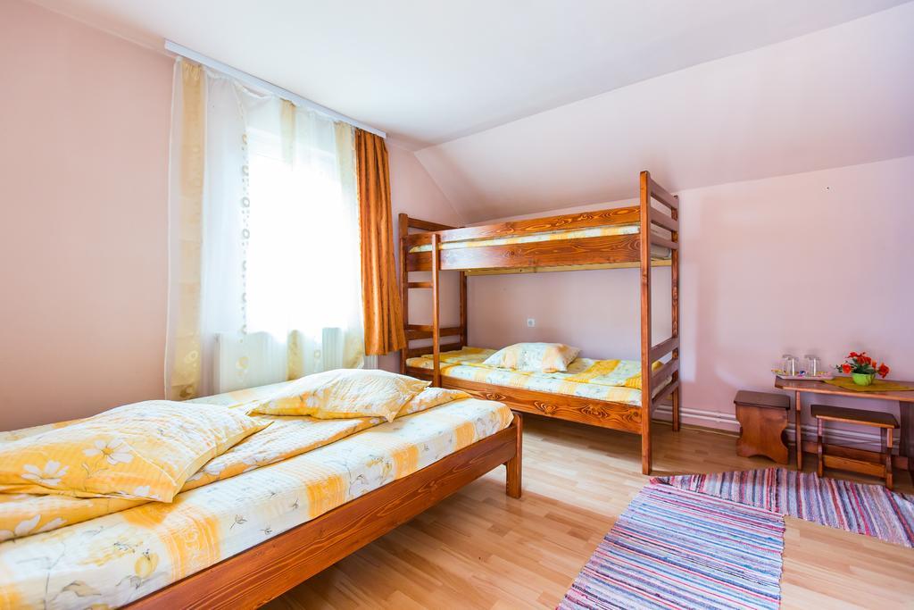 Cameră dublă standard cu 2 paturi duble
