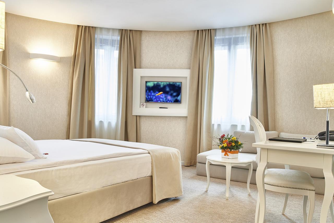 Deluxe Double Room with Sofa and Mountain View
