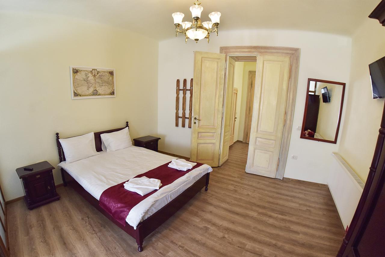 Appartamento Deluxe con Angolo Cottura e Vista Piazza Centrale