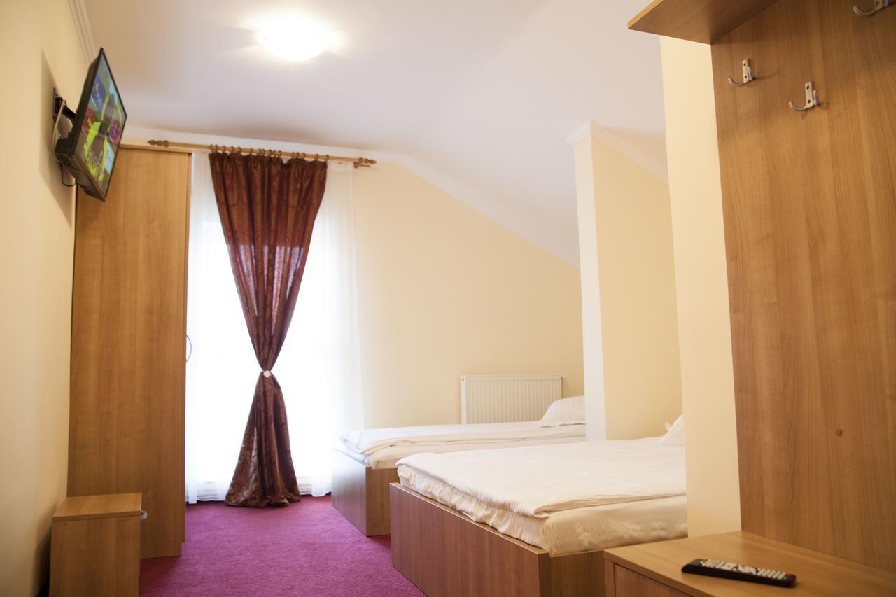 Cameră triplă cu baie privată