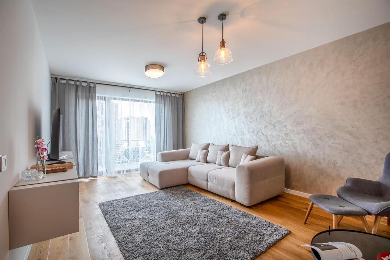 6th floor apartment (Balcony with city view, A/C)