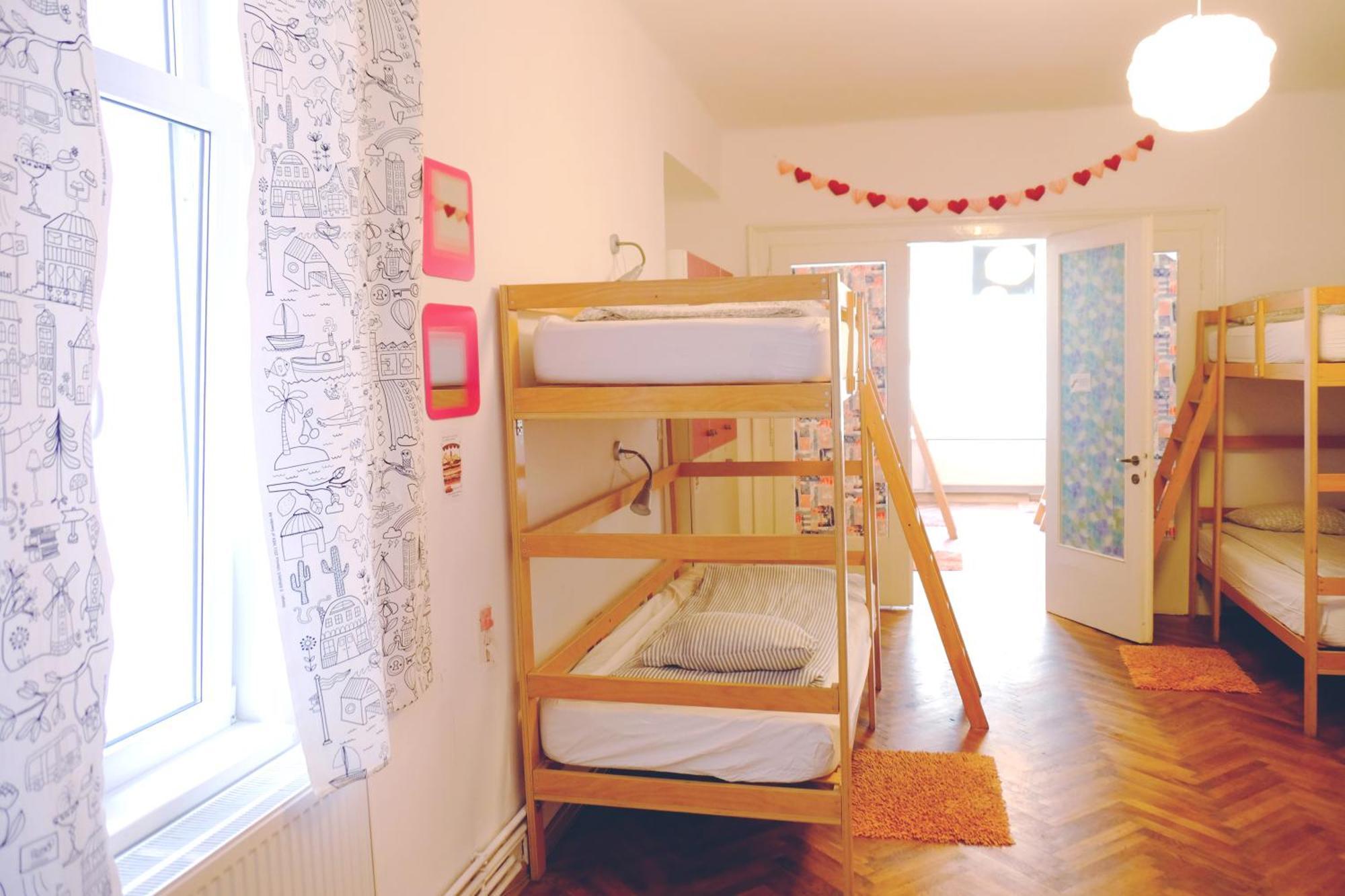 Posto Letto in Dormitorio Misto con 12 Letti