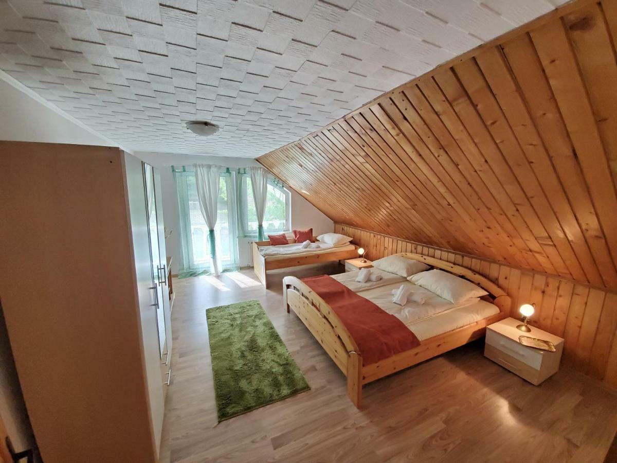 Zweibettzimmer mit Balkon