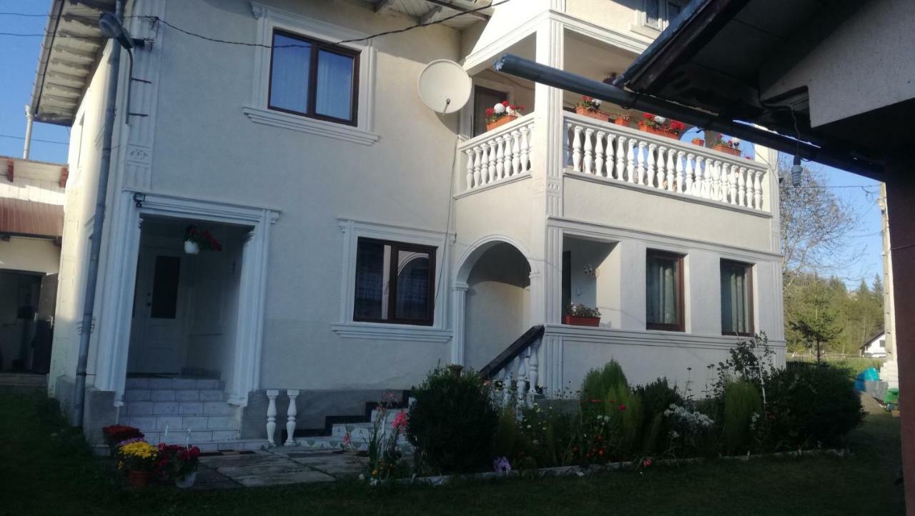 Cameră dublă cu baie comună
