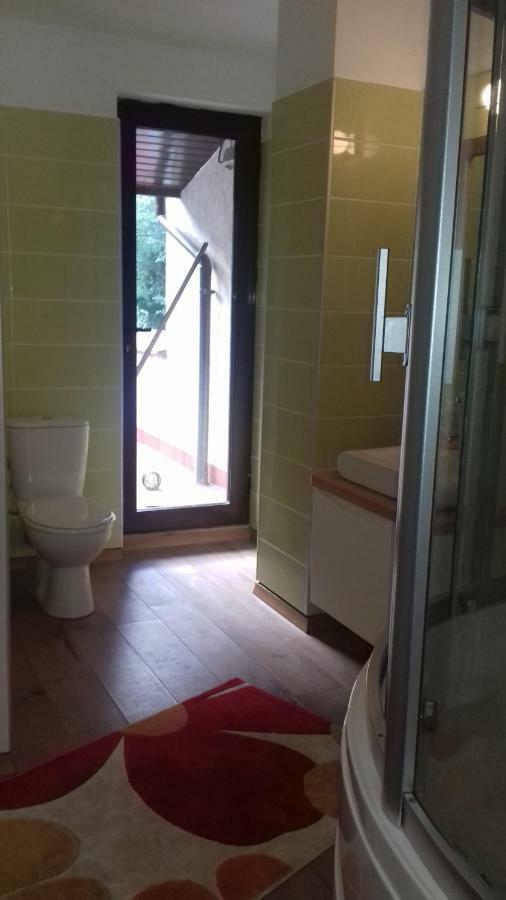 Cameră de familie cu vedere la munte