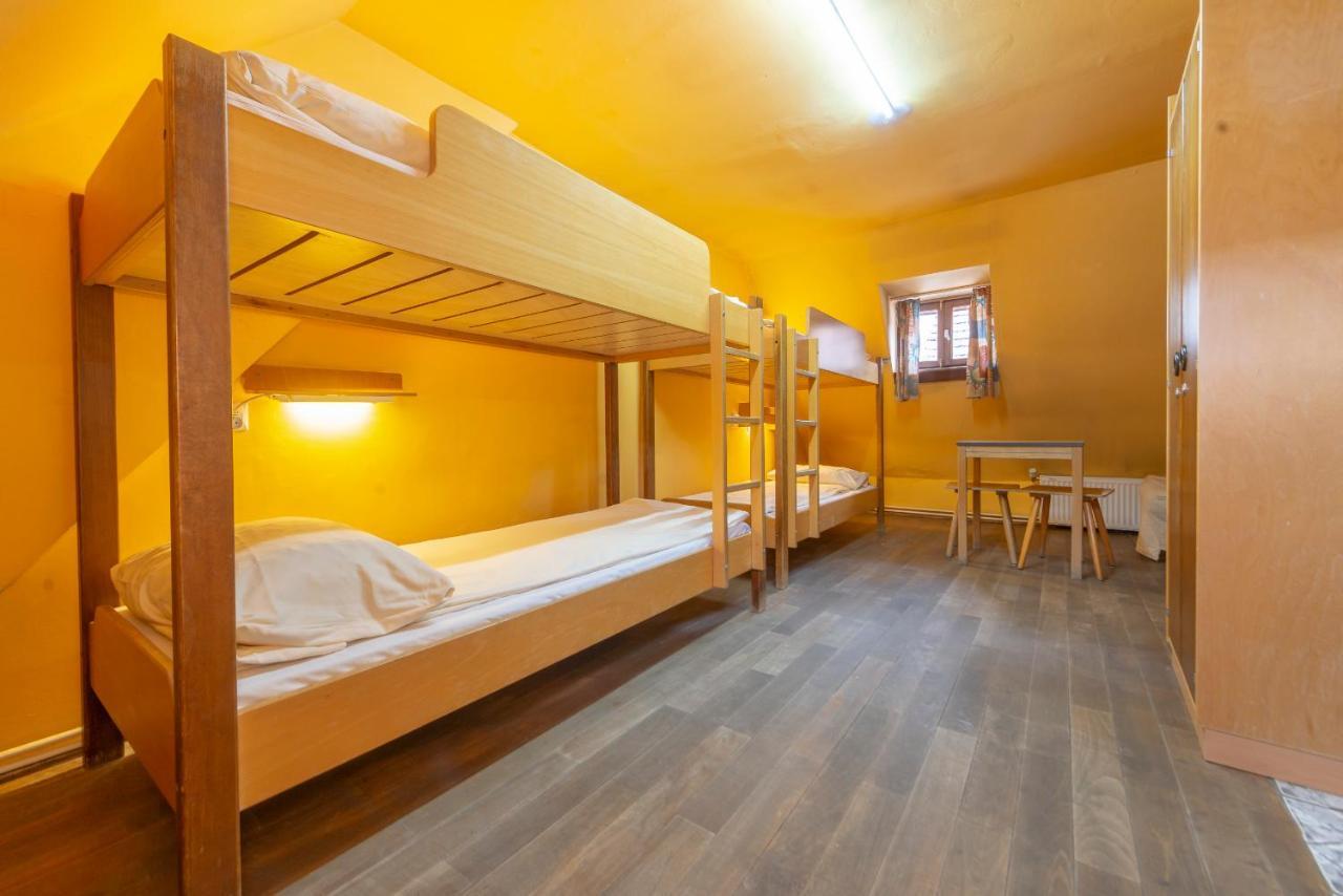 Bett im 4-Bett-Schlafsaal mit Gemeinschaftsbad