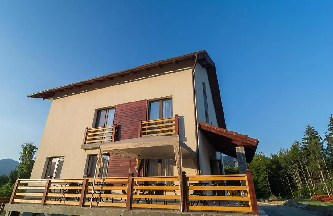 Pensiunea Farmecul Naturii și căsuțe individuale de închiriat Colibița-1