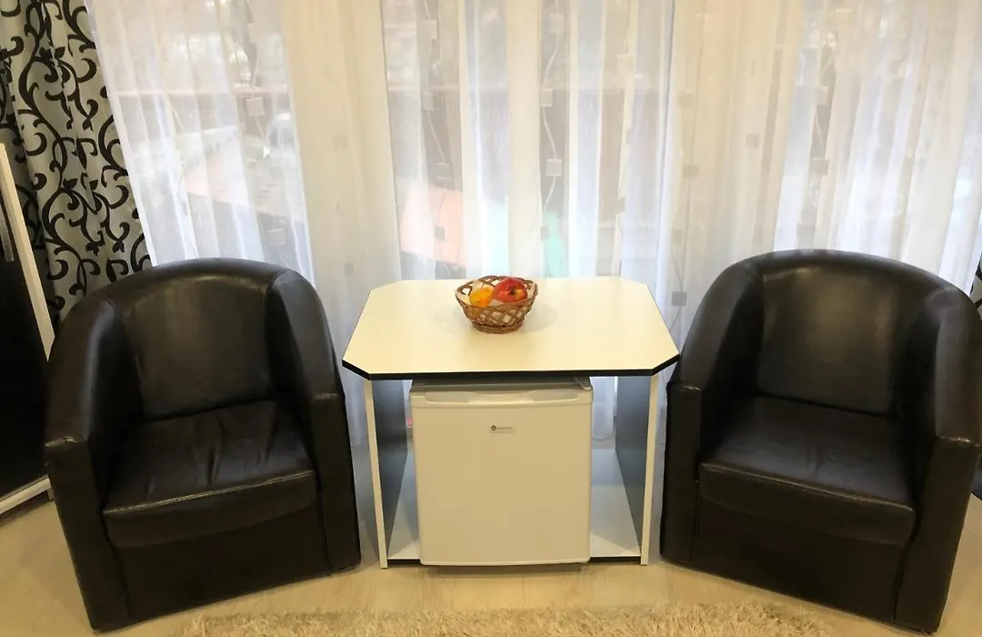 Toni Room-1