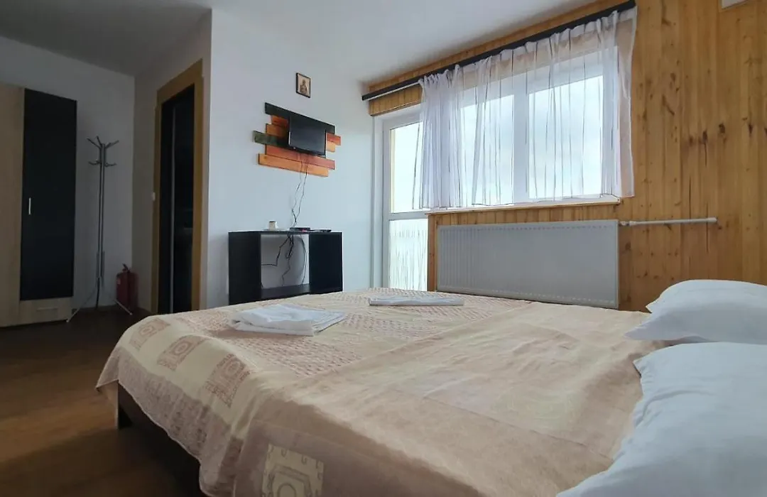 Pensiunea Patricia, Vârful lui Roman-1