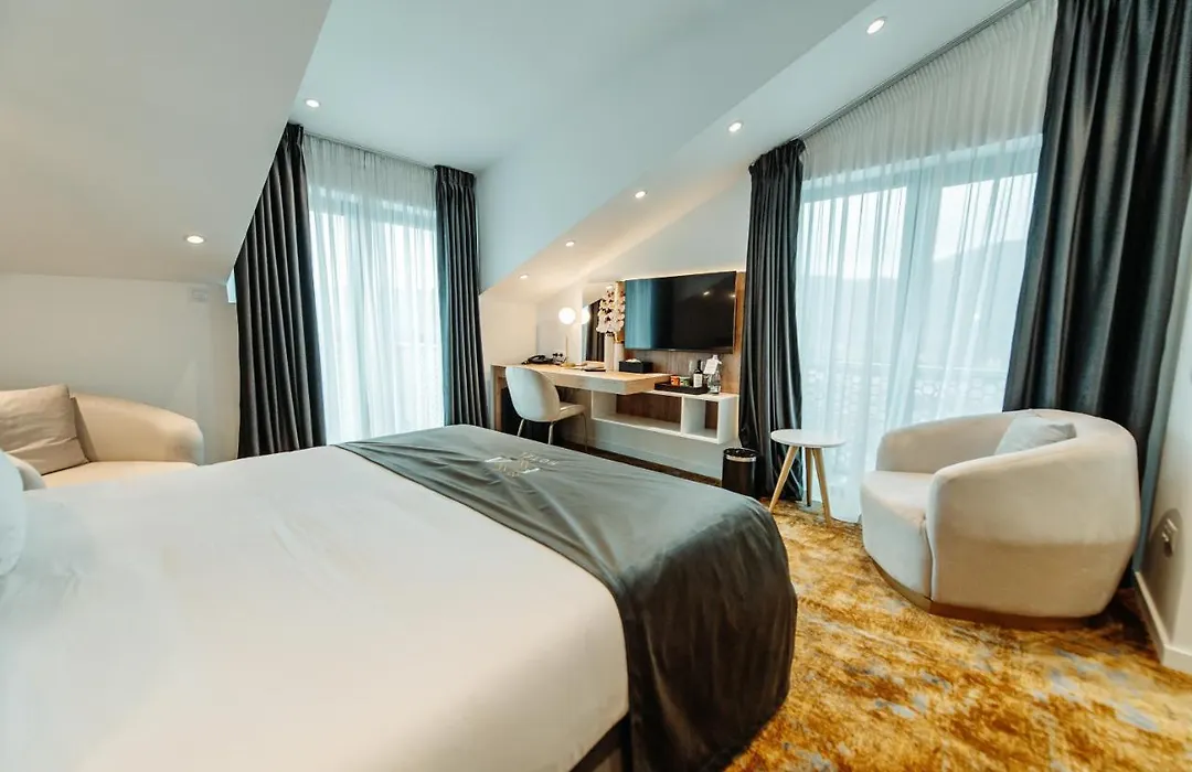 Iza Hotel-1