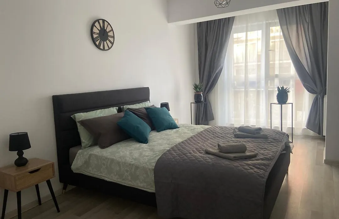 Divany Apartaments - Coresi Mall-1