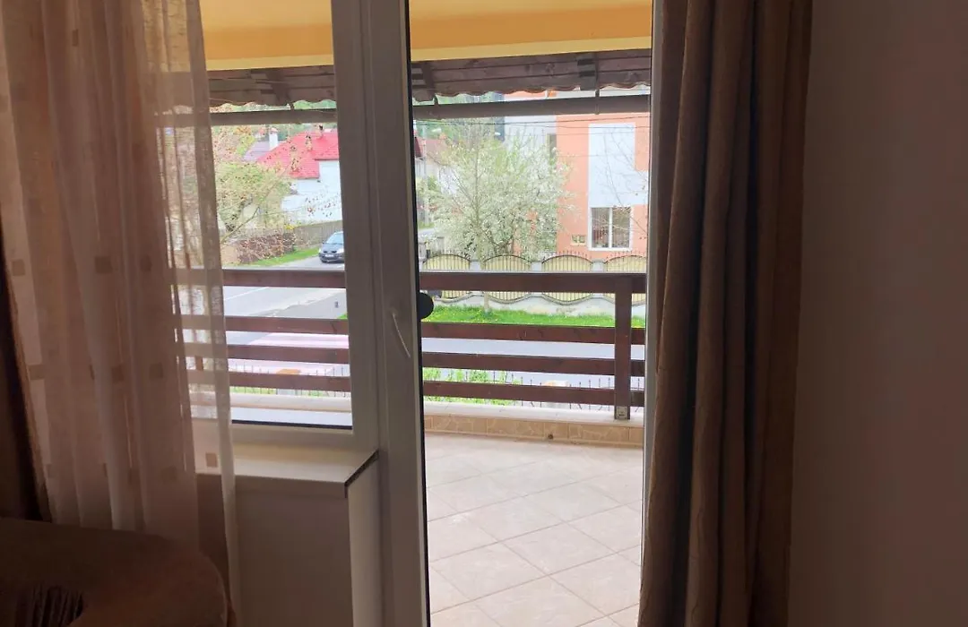 Casa Sub Cetate-1