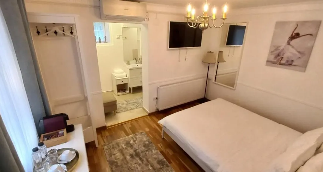 Five Rooms-1