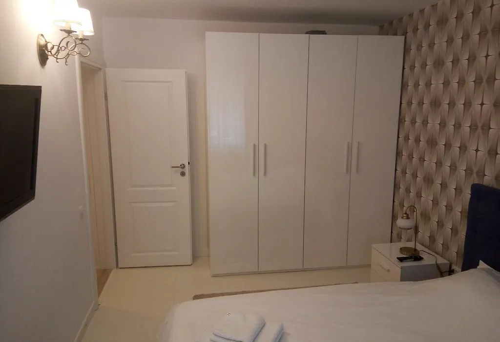 Lexy'S Apartment-1