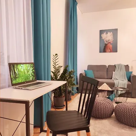 Garden Hideout - Central Apartment-3