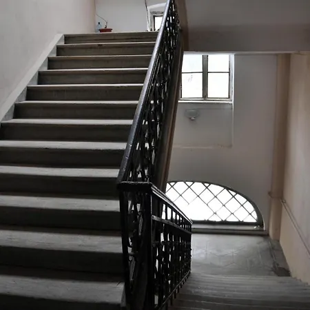 Black Gate - 2 Bedroom Apartment In The Heart Of Old Town With Free Private Secured Parking-3