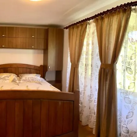 Casa De Sub Salcie-2