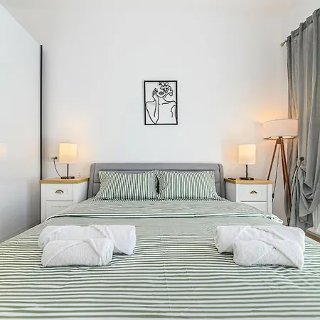 Green Wood Apartment-2