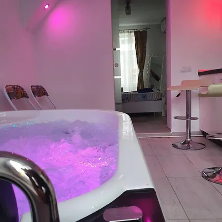 White House & Jacuzzi-2