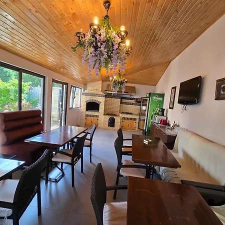 Pensiunea Public House-3