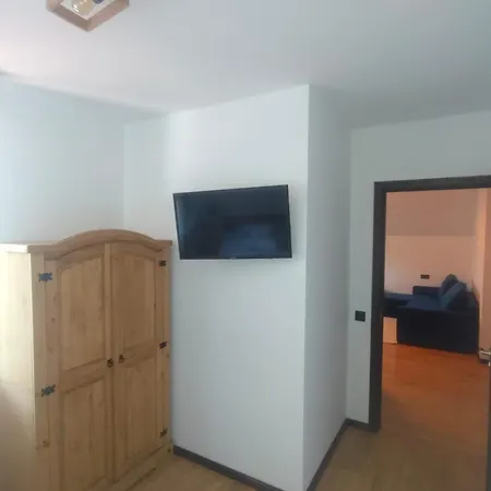 Pensiunea Farmecul Naturii și căsuțe individuale de închiriat Colibița-3