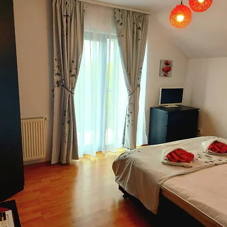 Casuta cu Trandafiri-2