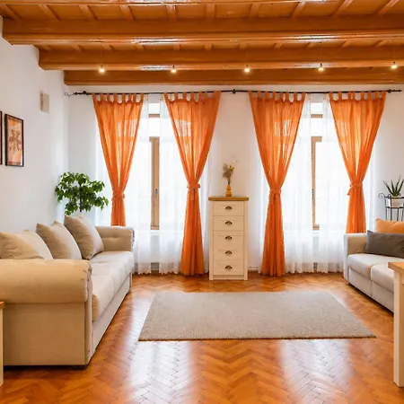 Charming Apartment - Heart Of Brasov Poarta Schei-2