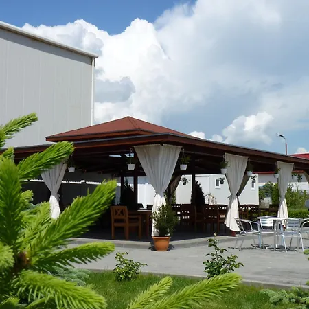 Garden Club - Hotel & Restaurant - Free Outdoor Pool & Parking-2