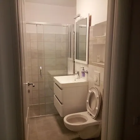 Lexy'S Apartment-2