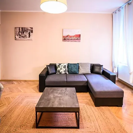 Jules' Sunny, Spacious And Central Apartment-2