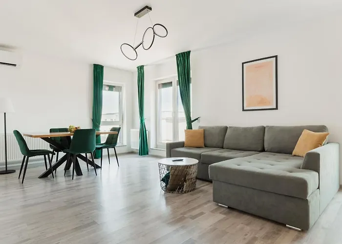 Pet friendly Skylark - Singapore Penthouse With Jacuzzi & Panoramic View Brasov